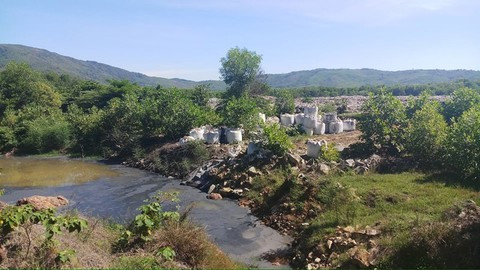 Màu chất thải đen xám và có mùi rất nặng, bên dưới hố nước chuyển màu đen và nổi váng. Màu chất thải đen xám và có mùi rất nặng, bên dưới hố nước chuyển màu đen và nổi váng.