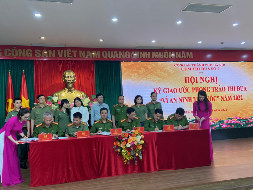Thiếu tướng Nguyễn Thanh Tùng cùng các đồng chí lãnh đạo, chỉ huy Quận Hà Đông, phòng chức năng CATP chứng kiến lễ ký kết của các đơn vị trong Cụm thi đua số 9