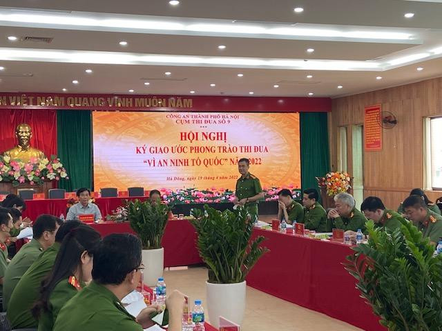 Đại tá Nguyễn Ngọc Quyền điều hành tham luận của các đơn vị