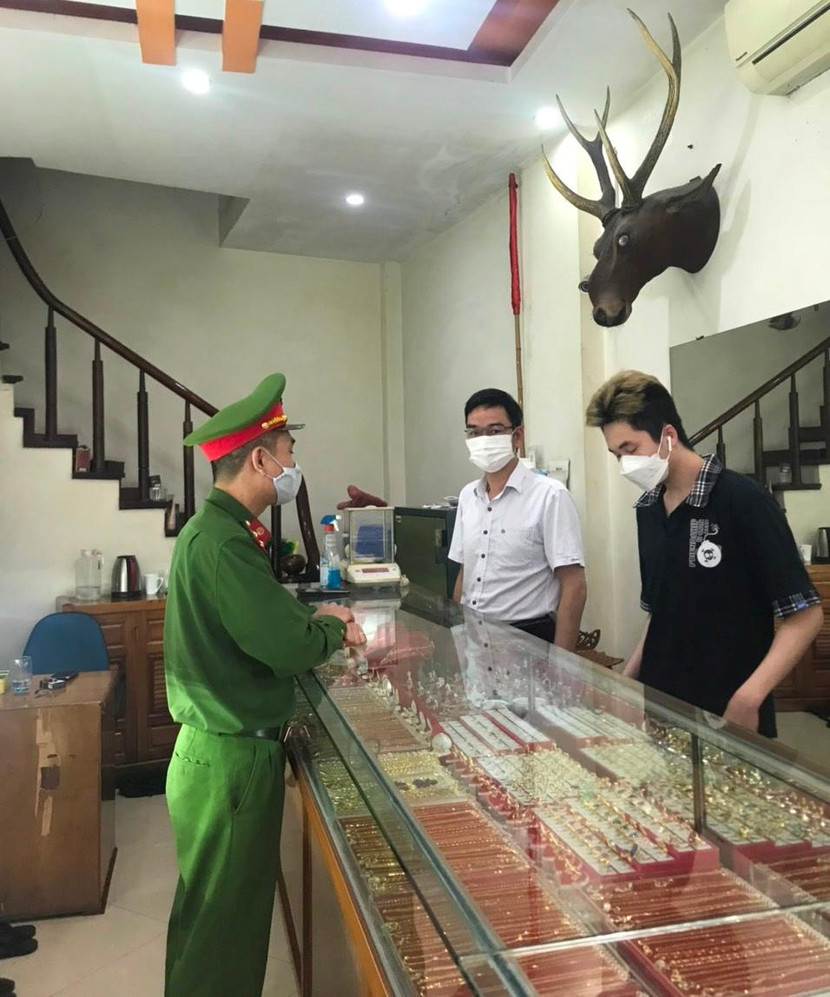 CAP Vĩnh Tuy thường xuyên tuyên truyền các cơ sở kinh doanh vàng bạc kỹ năng phòng ngừa tội phạm CAP Vĩnh Tuy thường xuyên tuyên truyền các cơ sở kinh doanh vàng bạc kỹ năng phòng ngừa tội phạm