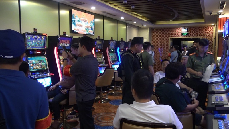 Lực lượng chức năng triệt phá ổ bạc "khủng" Lực lượng chức năng triệt phá ổ bạc "khủng"