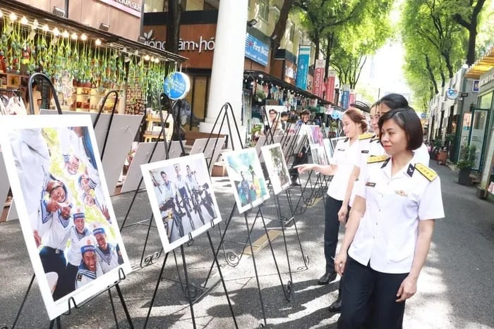 Triển lãm “Yêu lắm Trường Sa ơi” diễn ra từ nay đến ngày 5-8, sau đó tiếp tục được trưng bày tại đường sách Thủ Đức (TP.HCM) Triển lãm “Yêu lắm Trường Sa ơi” diễn ra từ nay đến ngày 5-8, sau đó tiếp tục được trưng bày tại đường sách Thủ Đức (TP.HCM)