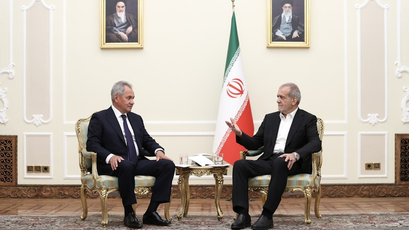 Tân Tổng thống Iran Masoud Pezeshkian trao đổi với Thư ký Hội đồng An ninh Nga Sergei Shoigu khi ông này đến Tehran ngày 5-8