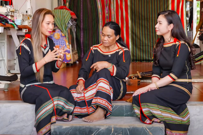 “Cô gái thép” Vũ Phương Thanh đại diện Tập đoàn Tân Hiệp Phát trò chuyện với bà H'Yar Kbuôr