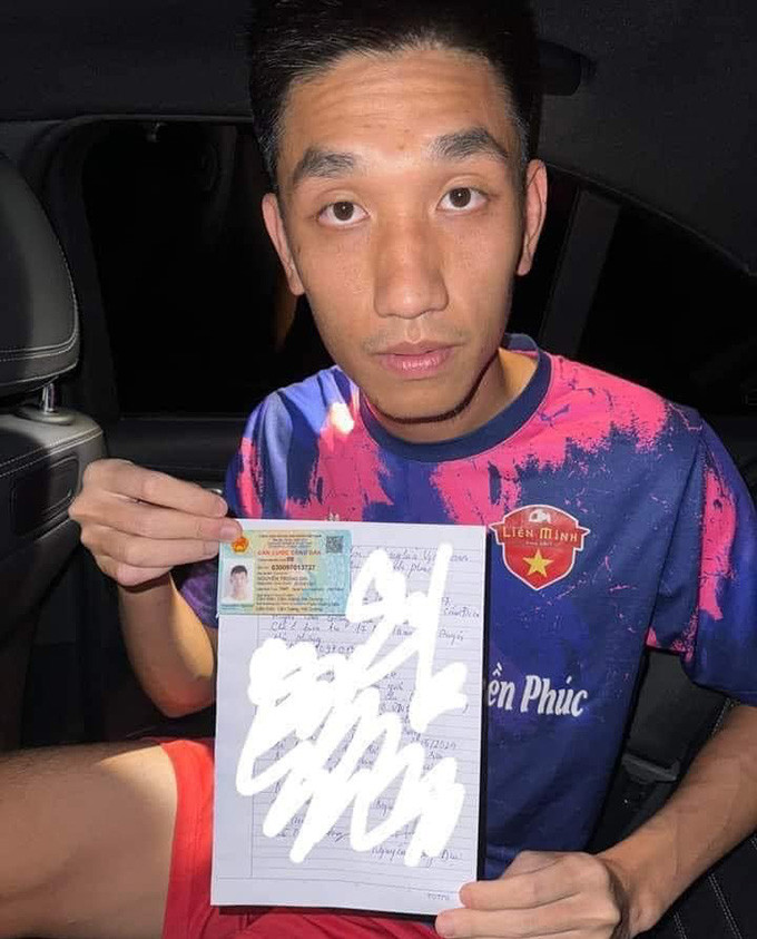 Hình ảnh được cho là cầu thủ Nguyễn Trọng Đại cầm trên tay tờ giấy vay nợ lan truyền trên mạng xã hội Hình ảnh được cho là cầu thủ Nguyễn Trọng Đại cầm trên tay tờ giấy vay nợ lan truyền trên mạng xã hội