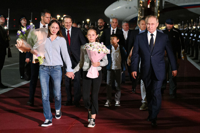 Tổng thống Nga V.Putin có mặt tại sân bay Vnukovo-2 đích thân đón các con tin được phương Tây trao trả về nước