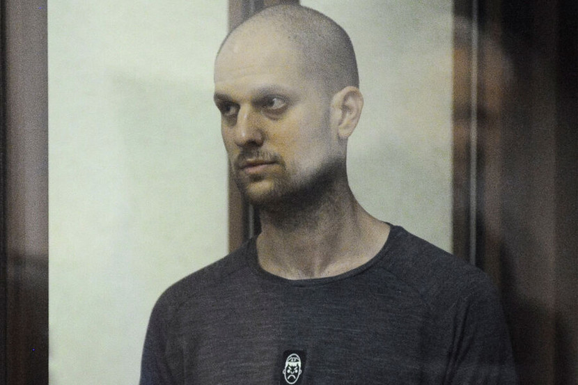 Nhà báo Mỹ Evan Gershkovich khi bị tòa tuyên án tại Yekaterinburg, Nga