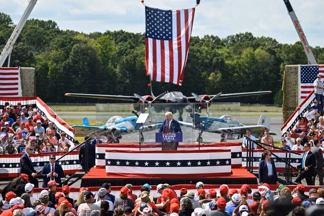 Cựu Tổng thống Mỹ Donald Trump thực hiện bài phát biểu của mình sau lớp kính chống đạn ở North Carolina
