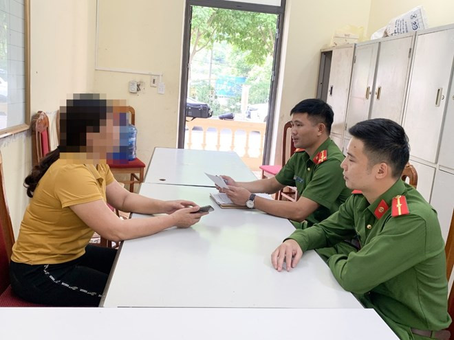 Cơ quan công an ghi lời khai một bị hại của tội phạm lừa đảo công nghệ cao Cơ quan công an ghi lời khai một bị hại của tội phạm lừa đảo công nghệ cao