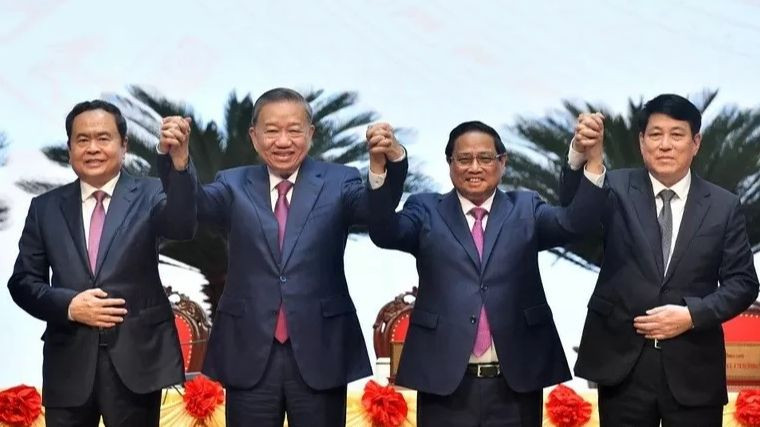 Đoàn kết trong Đảng là yếu tố quan trọng tạo sự ổn định về chính trị (Trong ảnh: Tổng Bí thư, Chủ tịch nước Tô Lâm, Thủ tướng Phạm Minh Chính, Chủ tịch Quốc hội Trần Thanh Mẫn và Thường trực Ban Bí thư Lương Cường nắm tay nhau sau khi chúc mừng đồng chí Tô Lâm ngày 3-8-2024 được Ban Chấp hành Trung ương Đảng bầu giữ chức Tổng Bí thư ) Đoàn kết trong Đảng là yếu tố quan trọng tạo sự ổn định về chính trị (Trong ảnh: Tổng Bí thư, Chủ tịch nước Tô Lâm, Thủ tướng Phạm Minh Chính, Chủ tịch Quốc hội Trần Thanh Mẫn và Thường trực Ban Bí thư Lương Cường nắm tay nhau sau khi chúc mừng đồng chí Tô Lâm ngày 3-8-2024 được Ban Chấp hành Trung ương Đảng bầu giữ chức Tổng Bí thư )