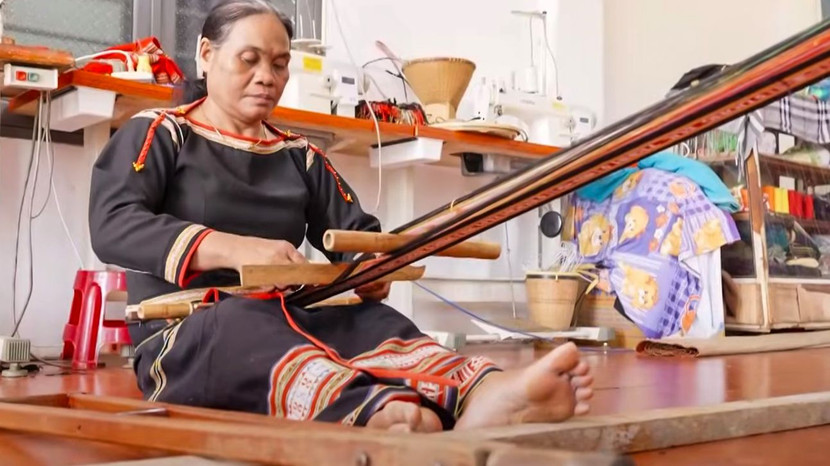 Bà H’Yar Kbour, người phụ nữ khuyết tật với hành trình giữ lửa nghề dệt thổ cẩm truyền thống