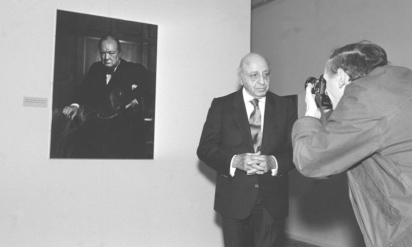 Nhiếp ảnh gia Yousuf Karsh bên bức chân dung nổi tiếng chụp Thủ tướng Anh Winston Churchill vào năm 1941 Nhiếp ảnh gia Yousuf Karsh bên bức chân dung nổi tiếng chụp Thủ tướng Anh Winston Churchill vào năm 1941