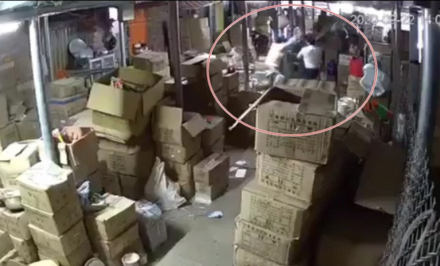 Hùng dùng gậy dài 1m đánh nhiều lần vào người vợ cũ