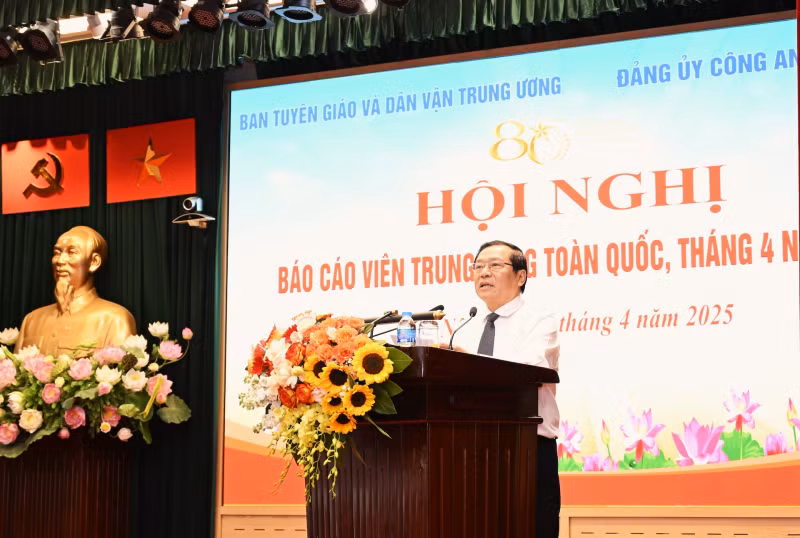 Đồng chí Lại Xuân Môn, Ủy viên Trung ương Đảng, Phó Trưởng ban Thường trực Ban Tuyên giáo và Dân vận Trung ương phát biểu chỉ đạo tại hội nghị Đồng chí Lại Xuân Môn, Ủy viên Trung ương Đảng, Phó Trưởng ban Thường trực Ban Tuyên giáo và Dân vận Trung ương phát biểu chỉ đạo tại hội nghị