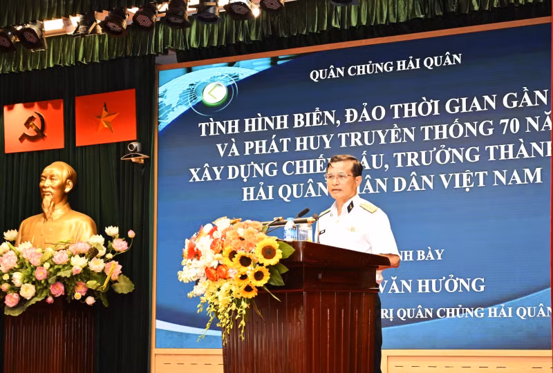 Đại tá Lê Văn Hưởng, Phó Chủ nhiệm Chính trị Hải quân thông tin về chuyên đề: “Tình hình biển, đảo thời gian gần đây; chủ trương, giải pháp của Việt Nam trong thời gian tới”... Đại tá Lê Văn Hưởng, Phó Chủ nhiệm Chính trị Hải quân thông tin về chuyên đề: “Tình hình biển, đảo thời gian gần đây; chủ trương, giải pháp của Việt Nam trong thời gian tới”...