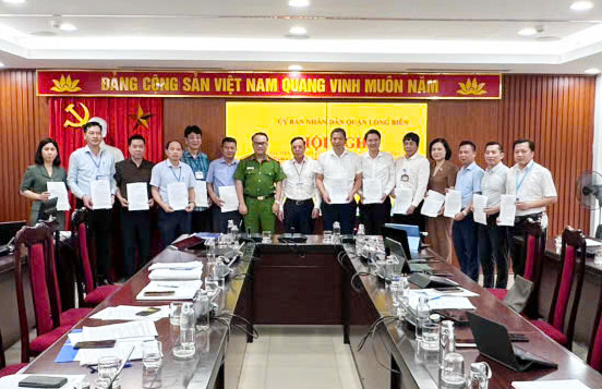 Đại diện các phường thuộc quận Long Biên cam kết triển khai thực hiện đợt cao điểm tuyên truyền, hướng dẫn an toàn PCCC