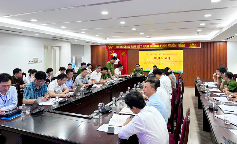 Đại diện Tổ Cảnh sát PCCC và CNCH địa bàn Long Biên báo cáo tại hội nghị