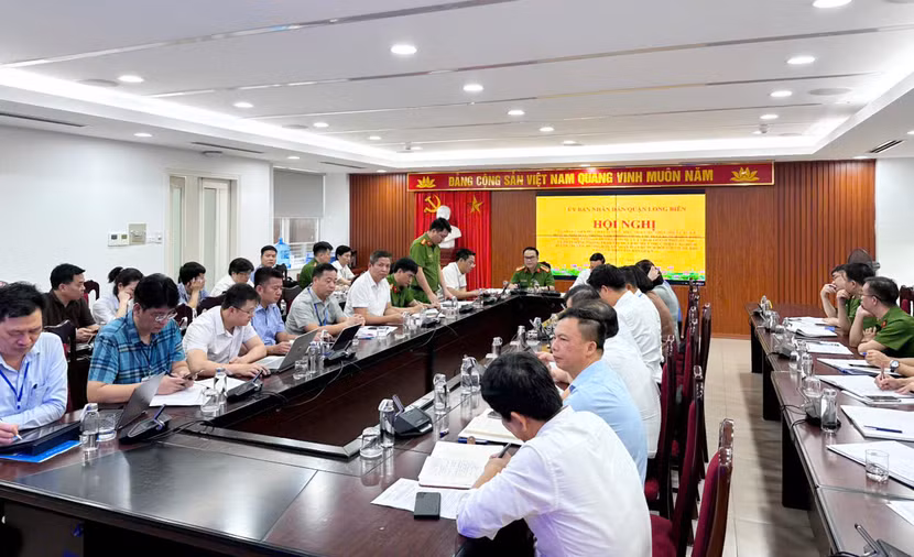 Đại diện Tổ Cảnh sát PCCC và CNCH địa bàn Long Biên báo cáo tại hội nghị Đại diện Tổ Cảnh sát PCCC và CNCH địa bàn Long Biên báo cáo tại hội nghị
