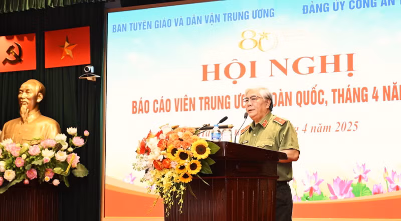 Thiếu tướng, PGS.TS Nguyễn Bình Ban, nguyên Viện trưởng Viện Lịch sử Công an thông tin tới hội nghị chuyên đề: “80 năm xây dựng, chiến đấu, trưởng thành của lực lượng CAND, 20 năm Ngày hội toàn dân bảo vệ an ninh Tổ quốc” ... Thiếu tướng, PGS.TS Nguyễn Bình Ban, nguyên Viện trưởng Viện Lịch sử Công an thông tin tới hội nghị chuyên đề: “80 năm xây dựng, chiến đấu, trưởng thành của lực lượng CAND, 20 năm Ngày hội toàn dân bảo vệ an ninh Tổ quốc” ...