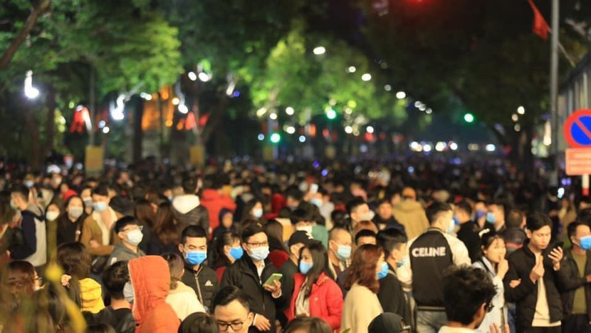 Niềm vui hân hoan của mọi người dân tại thời khắc đón năm mới 2021 ở khu vực hồ Hoàn Kiếm