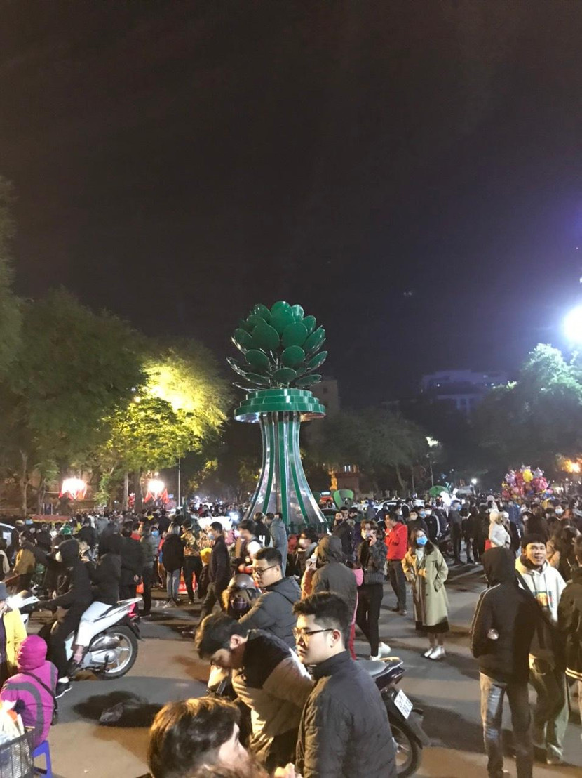 Không khí đón năm mới 2021 tưng bừng, náo nhiệt và tuyệt đối an toàn của người dân tại khu vực trung tâm thành phố
