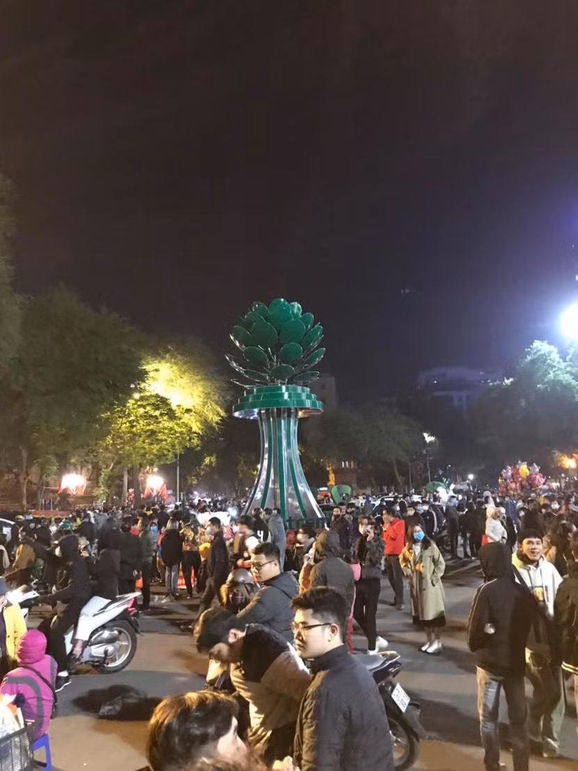 Không khí đón năm mới 2021 tưng bừng, náo nhiệt và tuyệt đối an toàn của người dân tại khu vực trung tâm thành phố