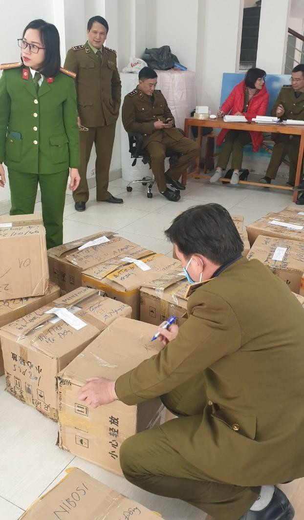 Lực lượng CSKT - CAQ Hà Đông phối hợp với QLTT xử lý vụ vi phạm hàng không rõ nguồn gốc