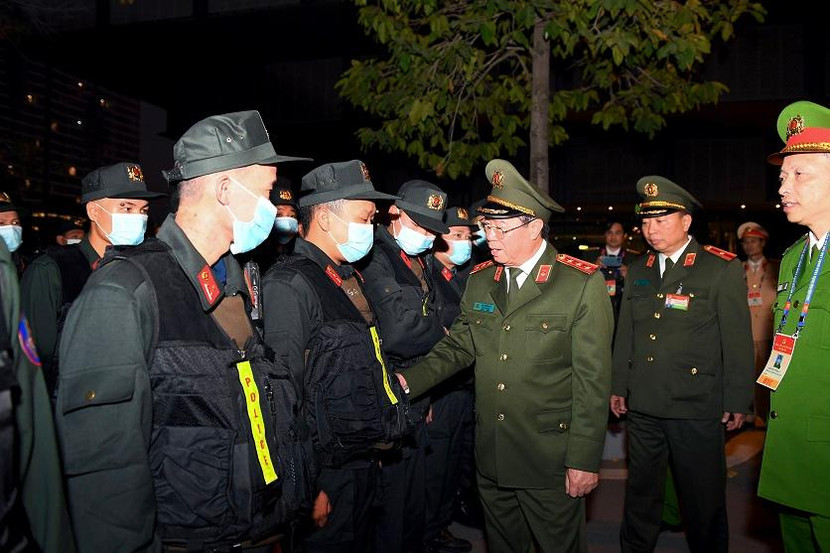 Thứ trưởng Bùi Văn Nam ân cần động viên các chiến sỹ CSCĐ tham gia bảo vệ Đại hội Đảng