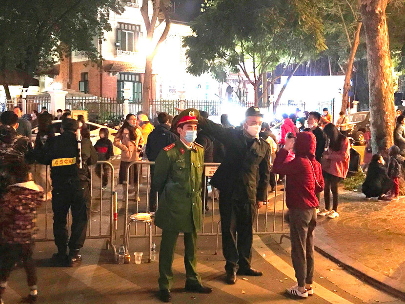 CATP Hà Nội vừa bảo đảm ANTT, vừa nhắc nhở người dân nghiêm túc thực hiện phòng chống dịch Covid-19 trong đêm 'giao thừa' năm mới 2021 tại khu vực hồ Hoàn Kiếm CATP Hà Nội vừa bảo đảm ANTT, vừa nhắc nhở người dân nghiêm túc thực hiện phòng chống dịch Covid-19 trong đêm 'giao thừa' năm mới 2021 tại khu vực hồ Hoàn Kiếm