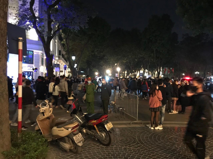 Lực lượng CAQ Hoàn Kiếm đảm bảo ANTT cho người dân vui chơi, đón năm mới