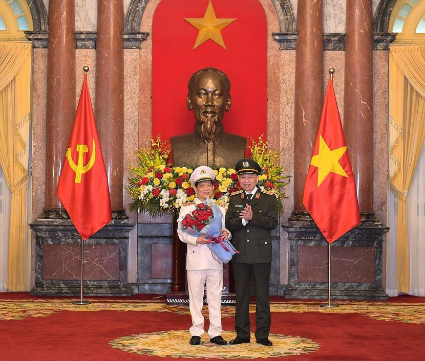 Bộ trưởng Tô Lâm tặng hoa chúc mừng Thứ trưởng Nguyễn Văn Sơn được phong cấp hàm Thượng tướng