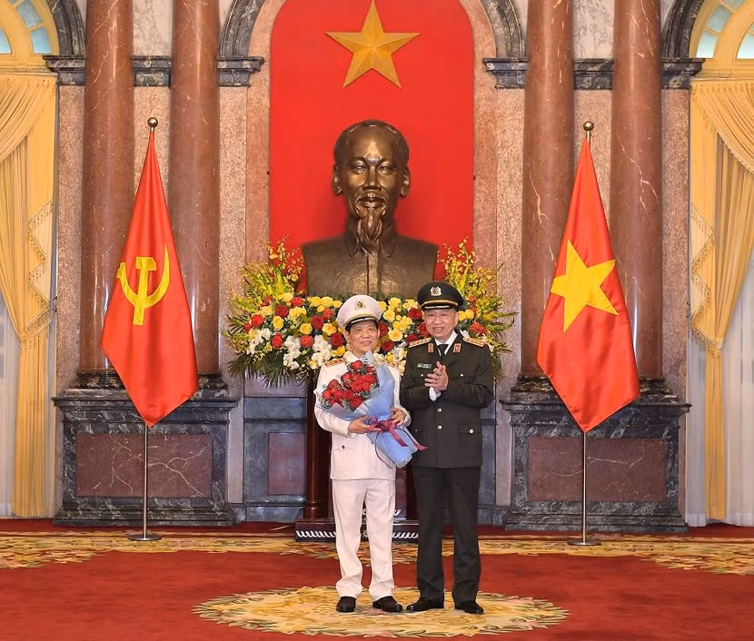 Bộ trưởng Tô Lâm tặng hoa chúc mừng Thứ trưởng Nguyễn Văn Sơn được phong cấp hàm Thượng tướng