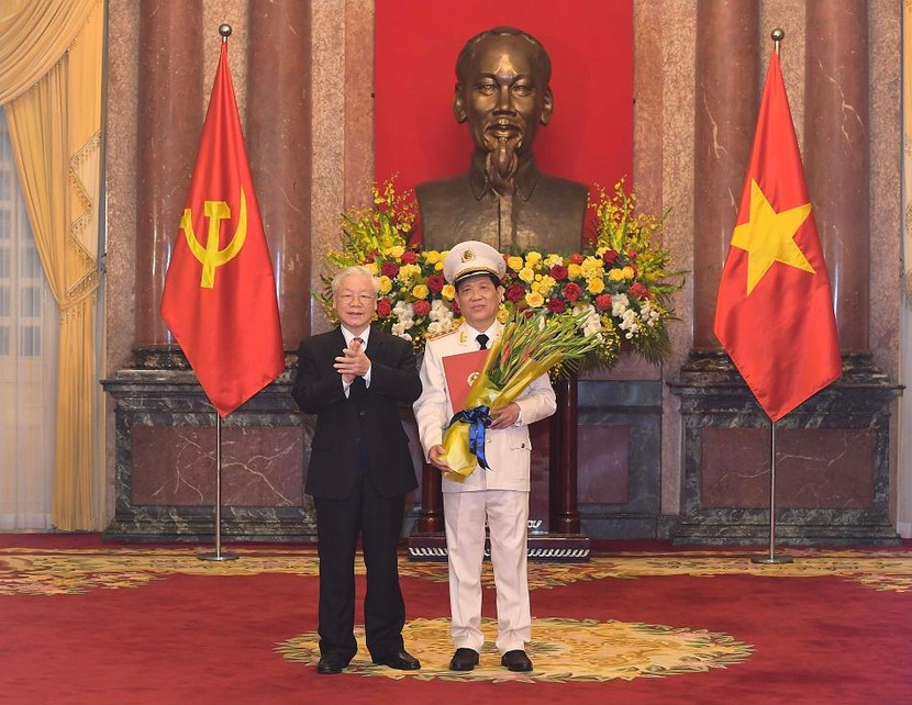 Tổng Bí thư, Chủ tịch nước Nguyễn Phú Trọng trao Quyết định thăng cấp bậc hàm từ Trung tướng lên Thượng tướng đối với đồng chí Nguyễn Văn Sơn, Thứ trưởng Bộ Công an.