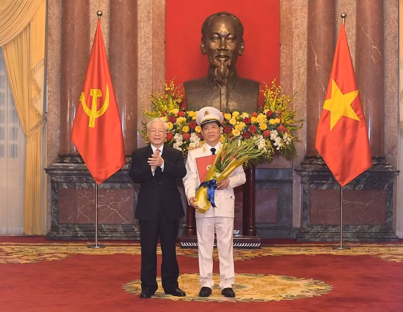 Tổng Bí thư, Chủ tịch nước Nguyễn Phú Trọng trao Quyết định thăng cấp bậc hàm từ Trung tướng lên Thượng tướng đối với đồng chí Nguyễn Văn Sơn, Thứ trưởng Bộ Công an.