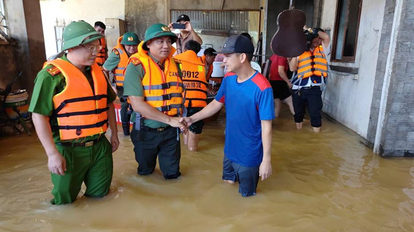 Gần trọn 1 ngày chia sẻ, động viên nhân dân và đồng đội ở vùng ngập lụt ngoại thành Hà Nội ảnh 1