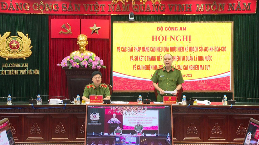 Đại tá Nguyễn Đức Long - Phó Giám đốc CATP Hà Nội tham luận từ điểm cầu CATP