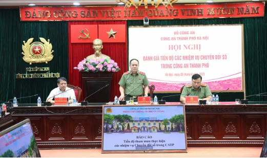 Trung tướng Nguyễn Thanh Tùng chỉ đạo tại cuộc họp về chuyển đổi số của CATP Trung tướng Nguyễn Thanh Tùng chỉ đạo tại cuộc họp về chuyển đổi số của CATP