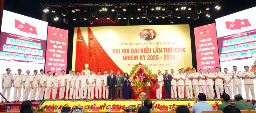Các đồng chí lãnh đạo Thành ủy, UBND, HĐND TP tặng hoa chúc mừng Ban Chấp hành Đảng bộ CATP Hà Nội nhiệm kỳ 2025-2030 Các đồng chí lãnh đạo Thành ủy, UBND, HĐND TP tặng hoa chúc mừng Ban Chấp hành Đảng bộ CATP Hà Nội nhiệm kỳ 2025-2030