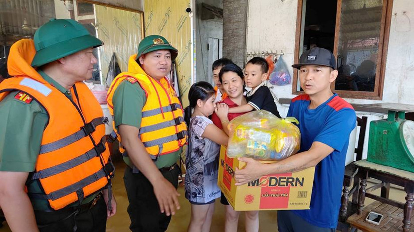 Gần trọn 1 ngày chia sẻ, động viên nhân dân và đồng đội ở vùng ngập lụt ngoại thành Hà Nội ảnh 4