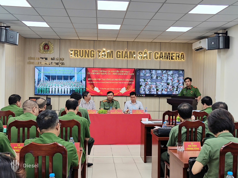 Đại úy Nguyễn Duy Tuấn Minh – Trưởng Công an phường Ô Chợ Dừa trình bày báo cáo tại Hội nghị