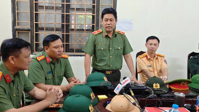 Gần trọn 1 ngày chia sẻ, động viên nhân dân và đồng đội ở vùng ngập lụt ngoại thành Hà Nội ảnh 5