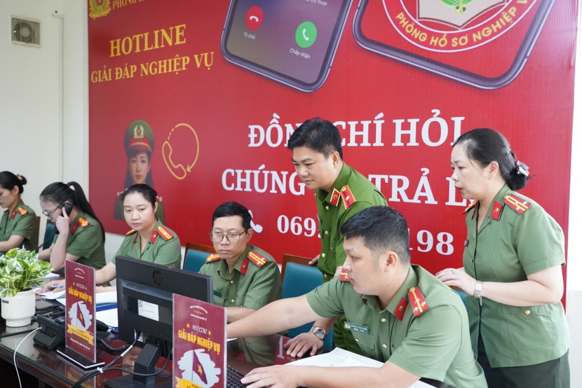 Thiếu tướng Dương Đức Hải - Phó Giám đốc CATP kiểm tra Mô hình “Hotline giải đáp nghiệp vụ” góp phần nâng cao hiệu quả công tác hồ sơ, đáp ứng yêu cầu bảo vệ an ninh quốc gia, giữ gìn trật tự, an toàn xã hội trong tình hình mới" Thiếu tướng Dương Đức Hải - Phó Giám đốc CATP kiểm tra Mô hình “Hotline giải đáp nghiệp vụ” góp phần nâng cao hiệu quả công tác hồ sơ, đáp ứng yêu cầu bảo vệ an ninh quốc gia, giữ gìn trật tự, an toàn xã hội trong tình hình mới"