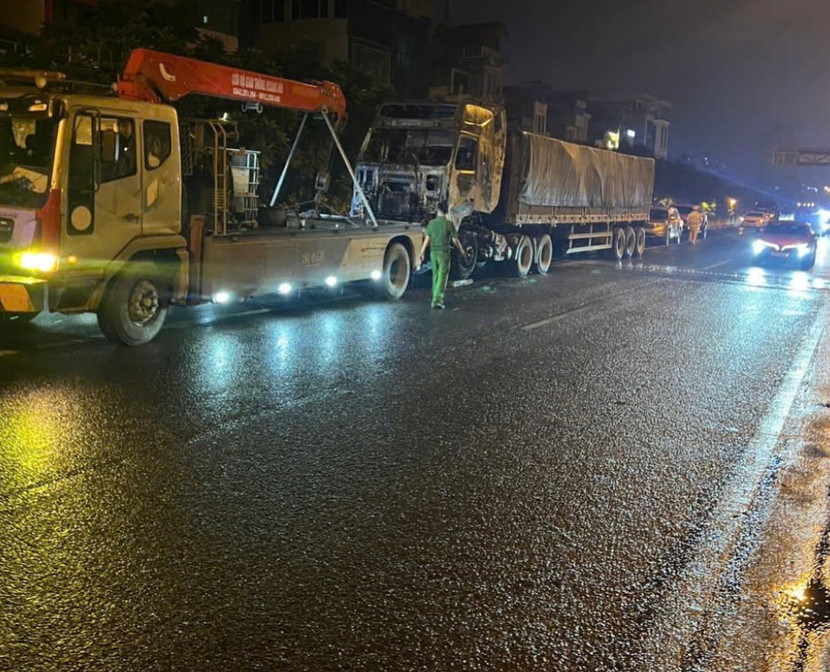 Lực lượng chức năng bảo vệ hiện trường và xác minh vụ việc sau khi khống chế được đám cháy