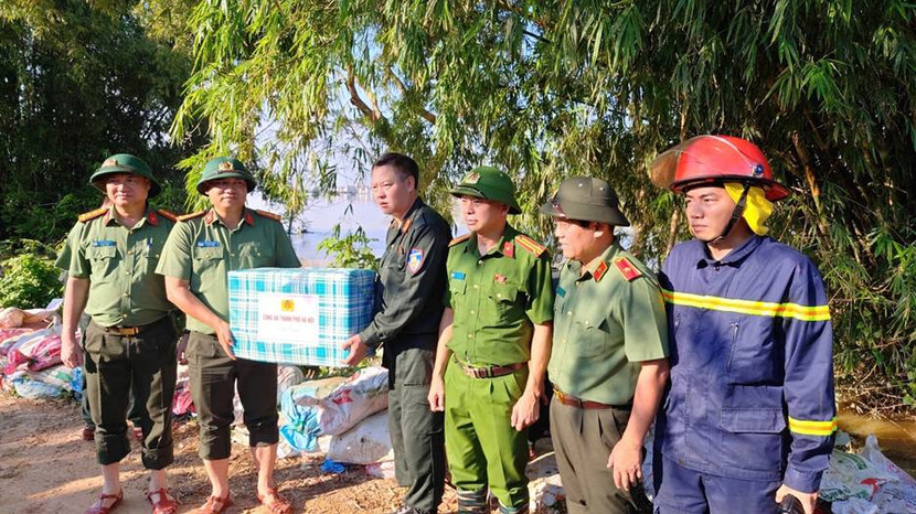 Gần trọn 1 ngày chia sẻ, động viên nhân dân và đồng đội ở vùng ngập lụt ngoại thành Hà Nội ảnh 8