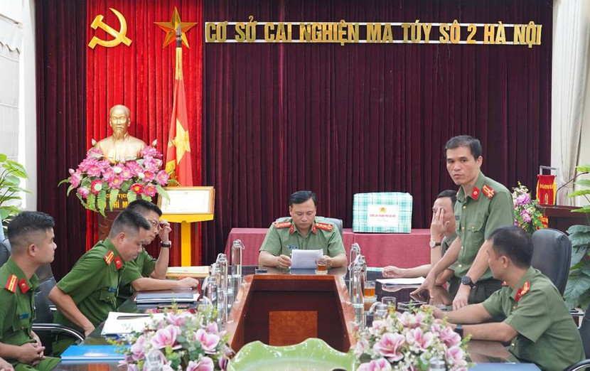 Gần trọn 1 ngày chia sẻ, động viên nhân dân và đồng đội ở vùng ngập lụt ngoại thành Hà Nội ảnh 10