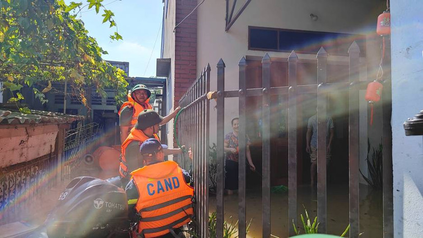 Gần trọn 1 ngày chia sẻ, động viên nhân dân và đồng đội ở vùng ngập lụt ngoại thành Hà Nội ảnh 7