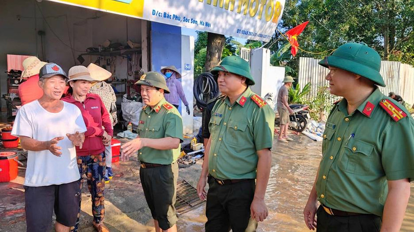 Gần trọn 1 ngày chia sẻ, động viên nhân dân và đồng đội ở vùng ngập lụt ngoại thành Hà Nội ảnh 9