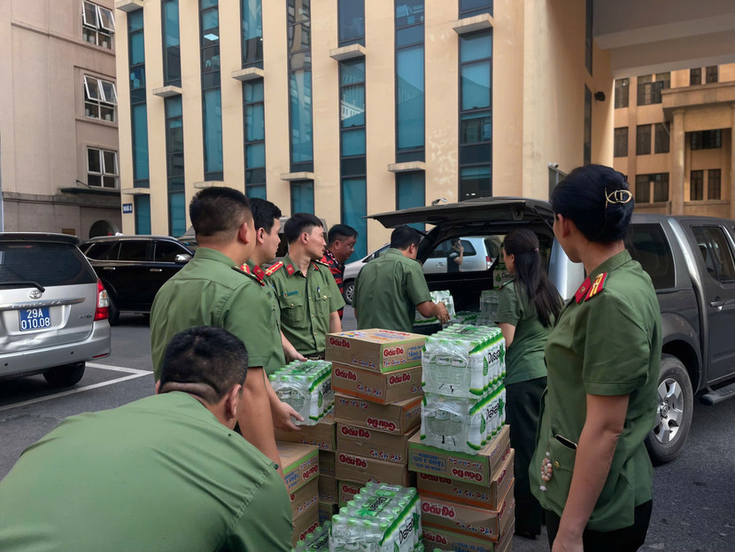 Khẩn trương sắp xếp, vận chuyển những phần quà thiết yếu Khẩn trương sắp xếp, vận chuyển những phần quà thiết yếu