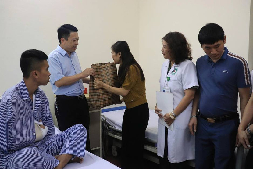 Lãnh đạo CATP Hà Nội thăm hỏi chiến sĩ cảnh sát PCCC bị thương khi làm nhiệm vụ ảnh 3 Lãnh đạo CATP Hà Nội thăm hỏi chiến sĩ cảnh sát PCCC bị thương khi làm nhiệm vụ ảnh 3