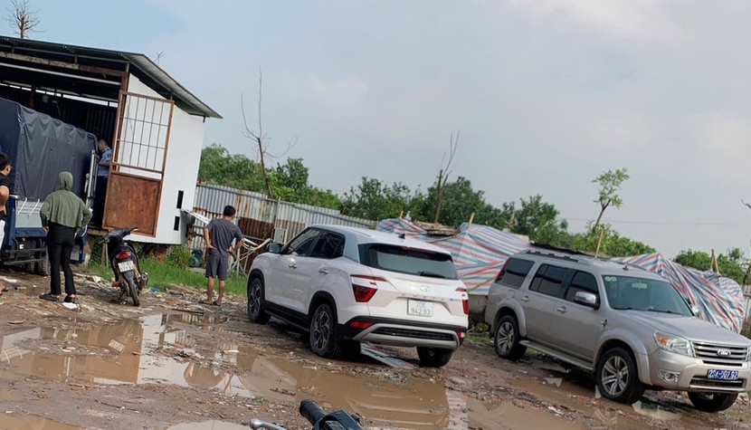 Lực lượng chức năng kiểm tra điểm san chiết khí gas trái phép tại xã Thanh Trì